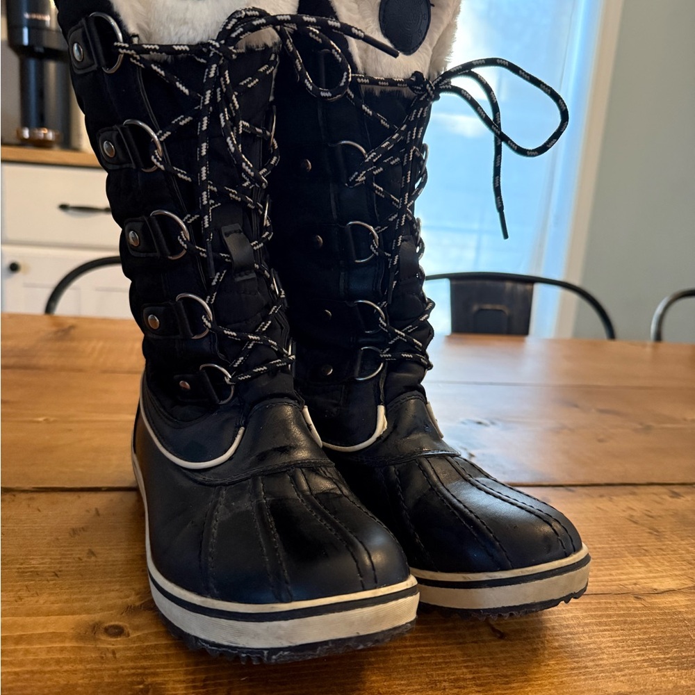 Global Win Black Winter Boots with White Fur Lining